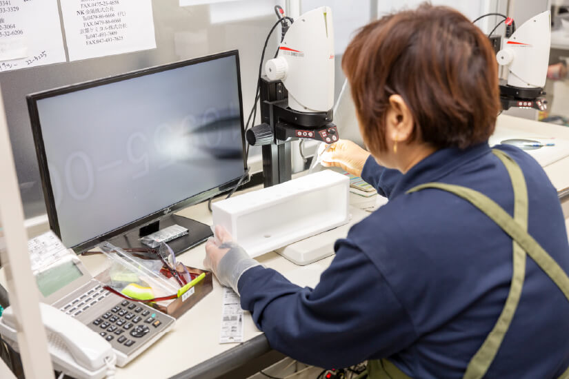 パソコンをいじっている様子